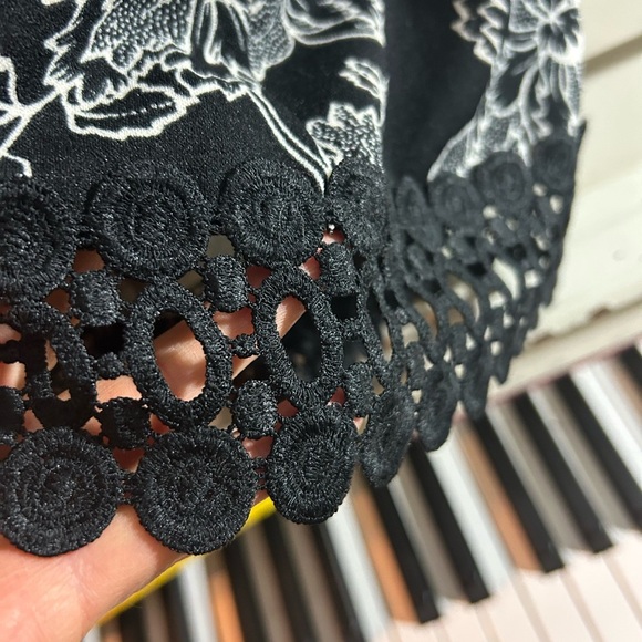 Laura Black Floral Lace Midi Dress Size 10 - Picture 8 of 16